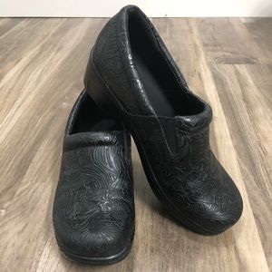 Yuu Black Clogs